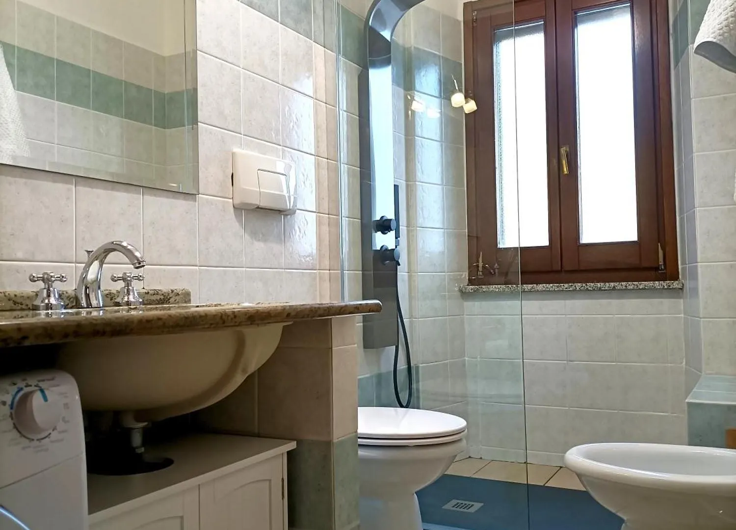 アパート Bright Port View Apartment- Free Parking カリアリ イタリア