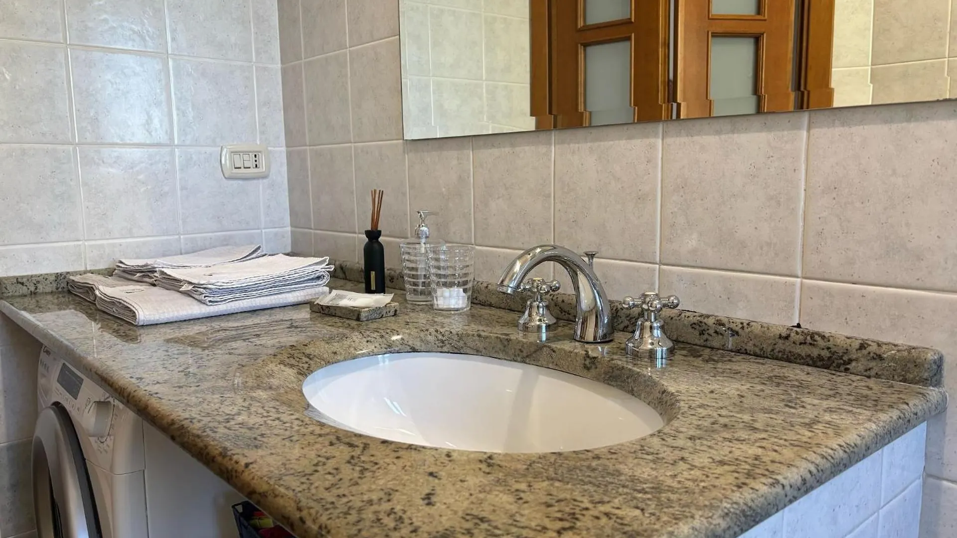 Bright Port View Apartment- Free Parking カリアリ